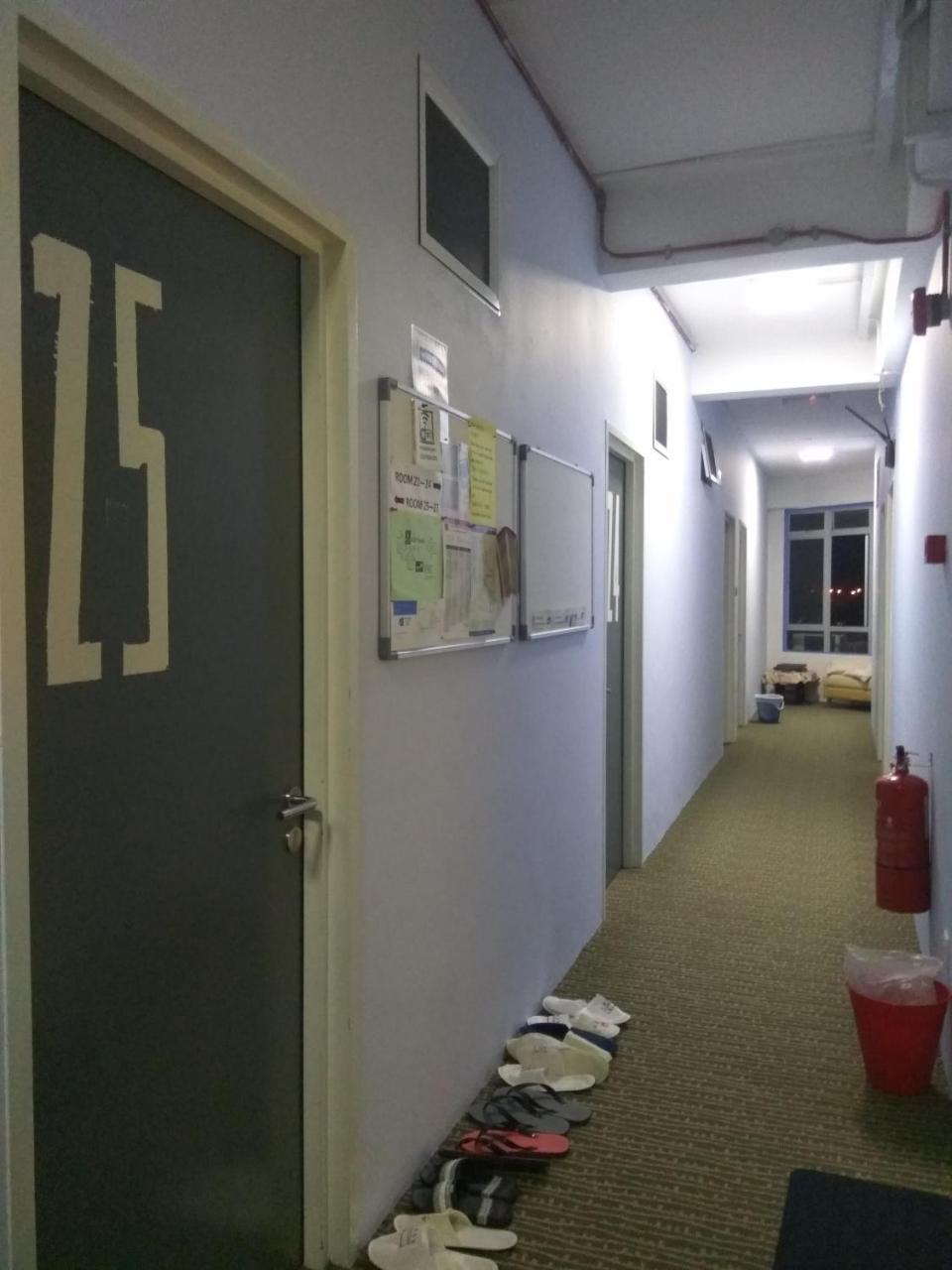 Moon Eleven Hostel Near Klia & Klia2 เซปัง ภายนอก รูปภาพ